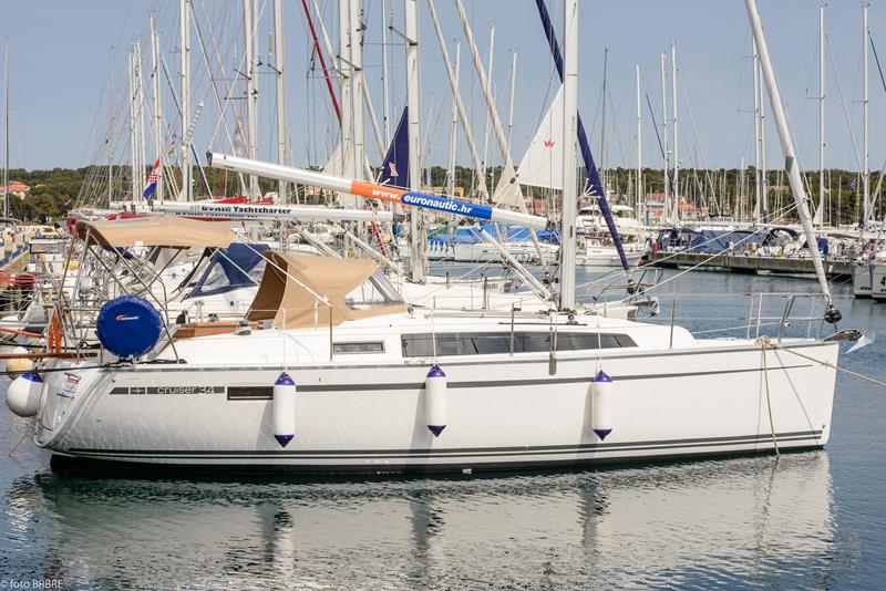 Book yachts online - sailboat - Bavaria Cruiser 34 - Lia  - rent