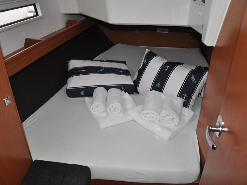Book yachts online - sailboat - Bavaria Cruiser 37 - Polo - with bowthruster - rent