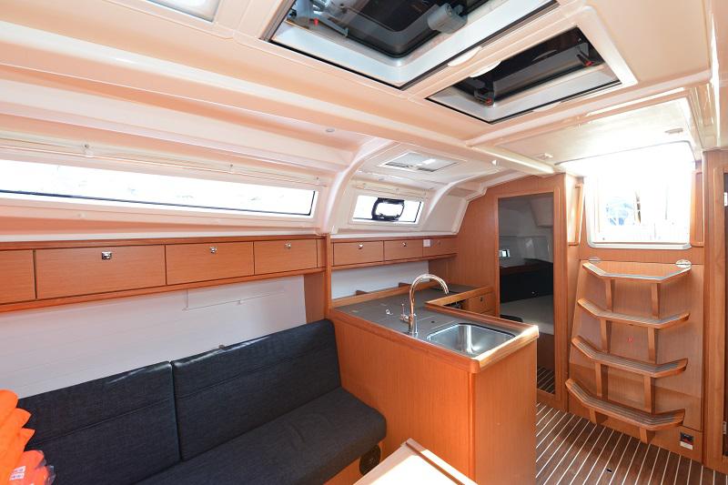 Book yachts online - sailboat - Bavaria Cruiser 37 - Eneja - rent