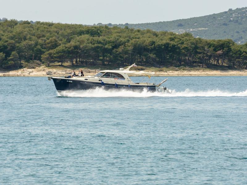 Book yachts online - motorboat - Adriana 44 - Stone Haven - rent