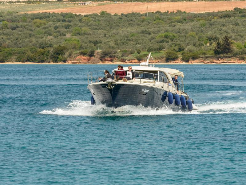Book yachts online - motorboat - Adriana 44 - Stone Haven - rent
