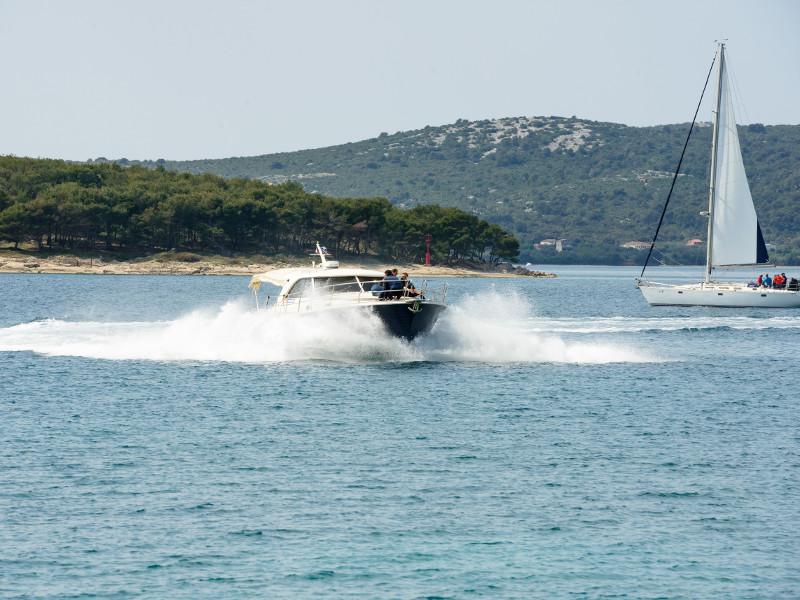 Book yachts online - motorboat - Adriana 44 - Stone Haven - rent