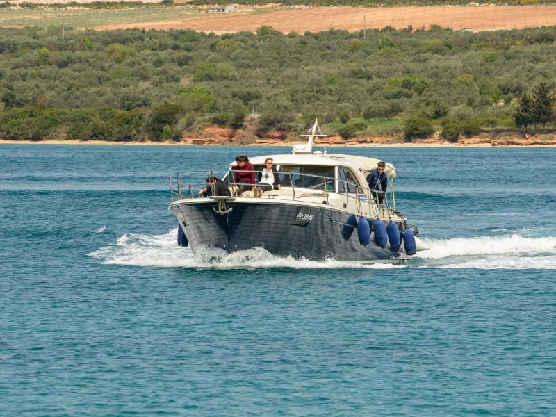 Book yachts online - motorboat - Adriana 44 - Stone Haven - rent