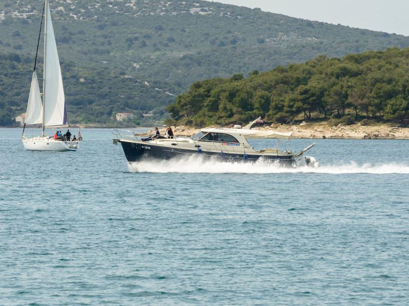 Book yachts online - motorboat - Adriana 44 - Stone Haven - rent