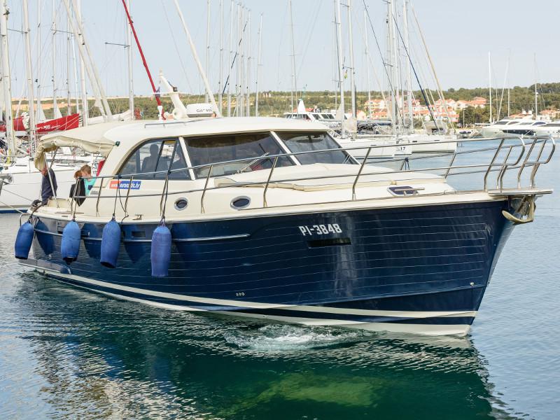Book yachts online - motorboat - Adriana 44 - Stone Haven - rent