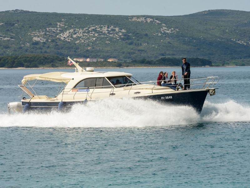 Book yachts online - motorboat - Adriana 44 - Stone Haven - rent