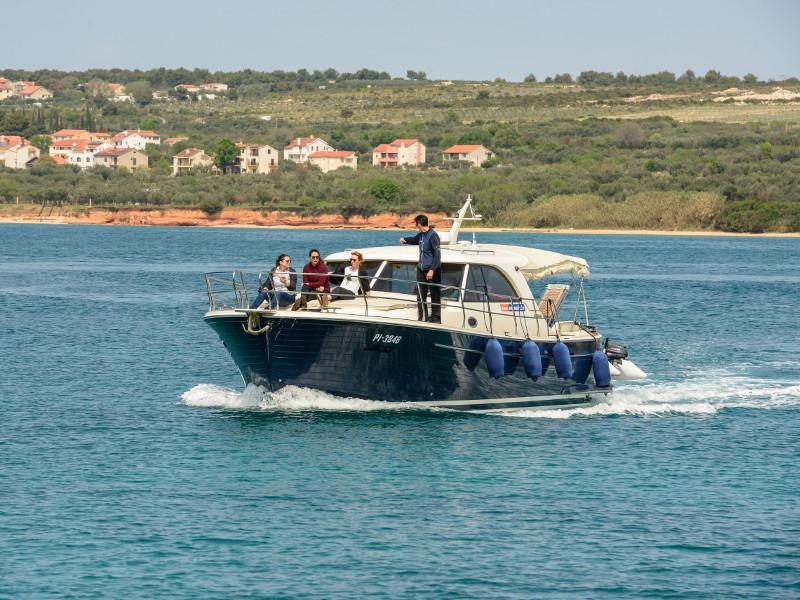 Book yachts online - motorboat - Adriana 44 - Stone Haven - rent