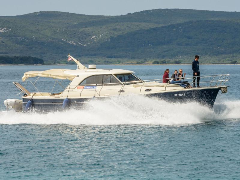 Book yachts online - motorboat - Adriana 44 - Stone Haven - rent