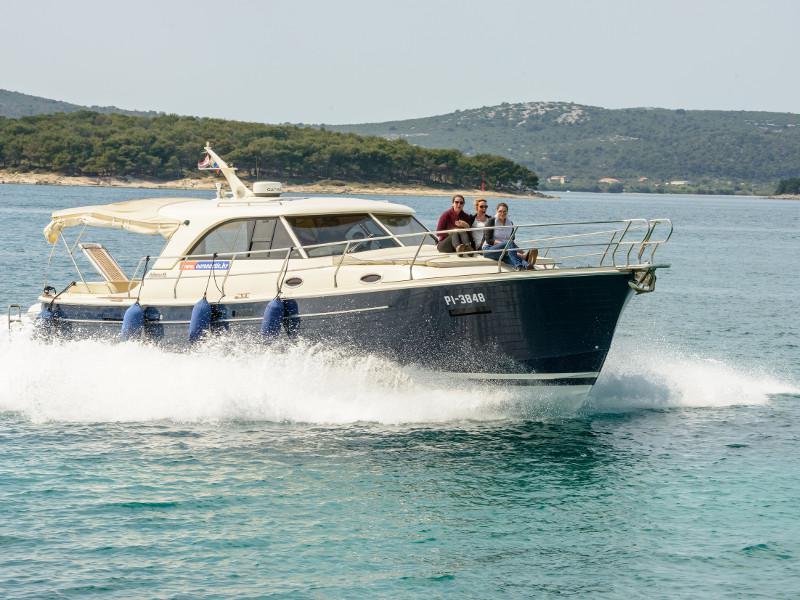 Book yachts online - motorboat - Adriana 44 - Stone Haven - rent
