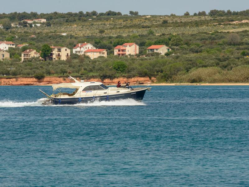 Book yachts online - motorboat - Adriana 44 - Stone Haven - rent