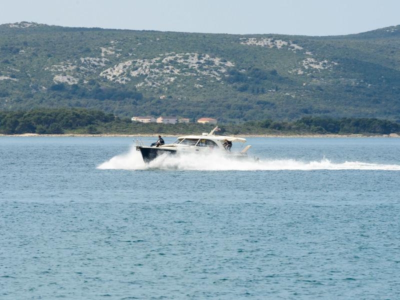 Book yachts online - motorboat - Adriana 44 - Stone Haven - rent