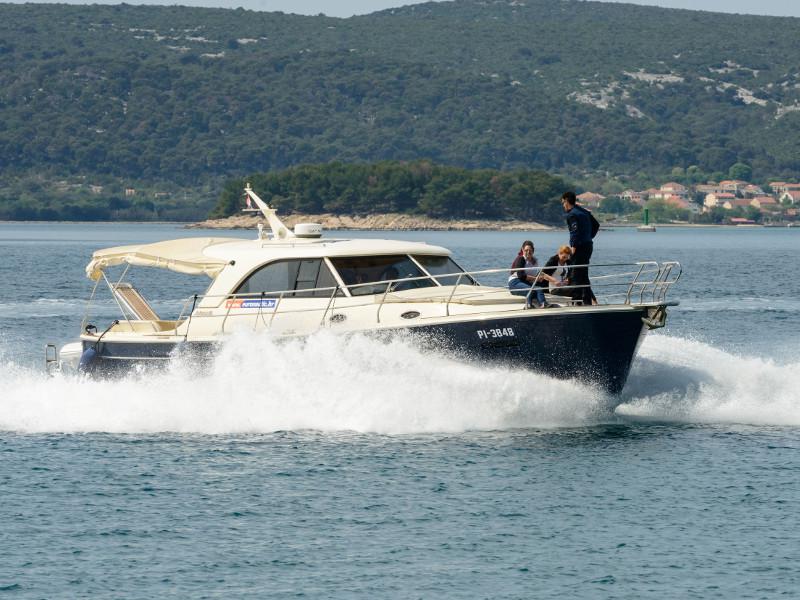 Book yachts online - motorboat - Adriana 44 - Stone Haven - rent