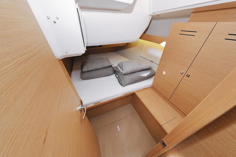 Book yachts online - sailboat - Dufour 430 Grand Large - Manora - rent