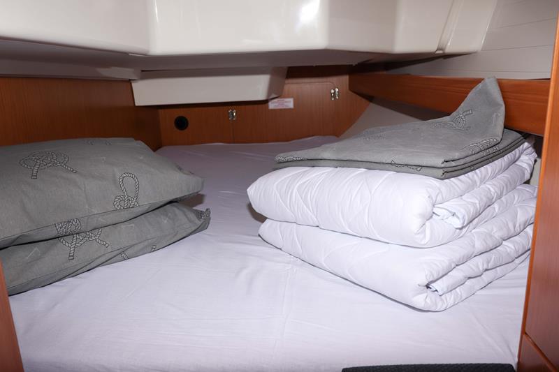 Book yachts online - sailboat - Bavaria Cruiser 34 - 3 cab - Aria  - rent