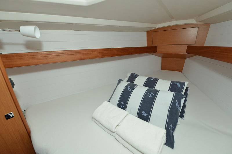 Book yachts online - sailboat - Bavaria Cruiser 33 - Ami   - rent