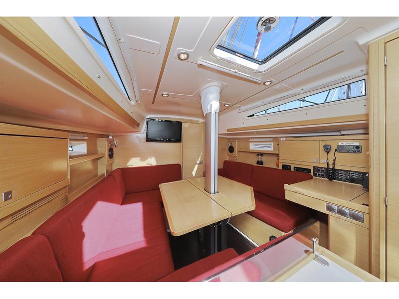 Book yachts online - sailboat - Elan 350 - X-Ray - rent