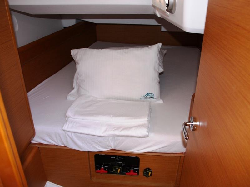 Book yachts online - sailboat - Sun Odyssey 439 - Code - rent