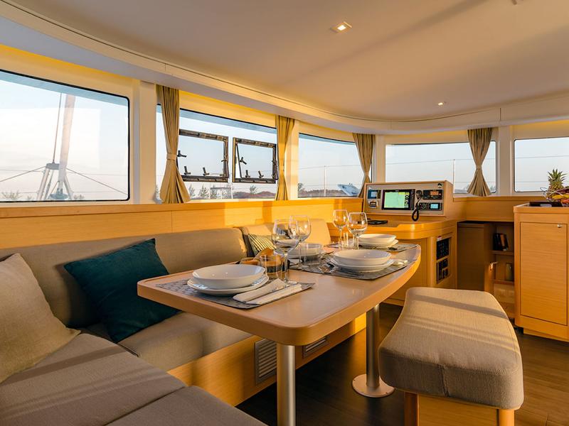 Book yachts online - catamaran - Lagoon 42 - MEDIA LUNA - rent