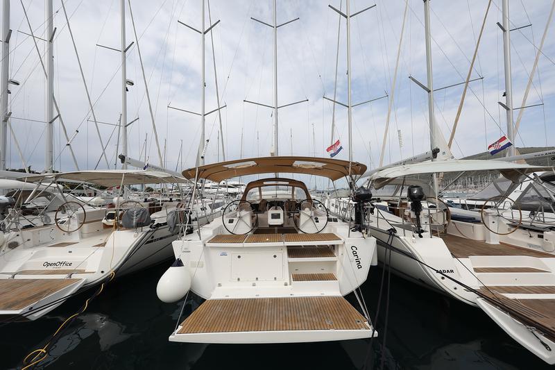 Book yachts online - sailboat - Dufour 460 Grand Large * - CARINA - rent