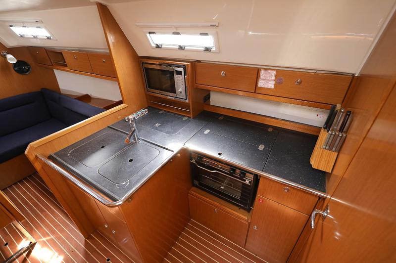 Book yachts online - sailboat - Bavaria Cruiser 36 - MIRA - rent