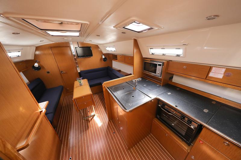 Book yachts online - sailboat - Bavaria Cruiser 36 - MIRA - rent