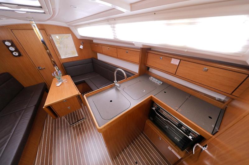 Book yachts online - sailboat - Bavaria Cruiser 33 - DOLCE VITA - rent