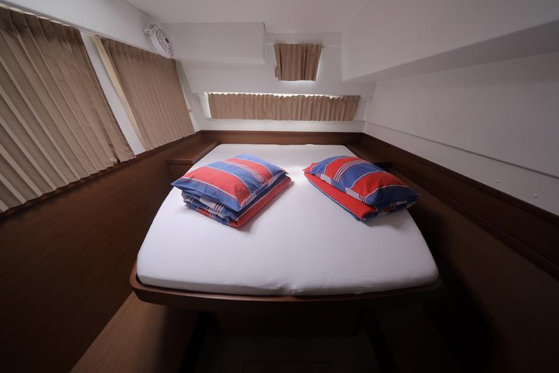 Book yachts online - catamaran - Lagoon 42 - SAPPHIRE - rent