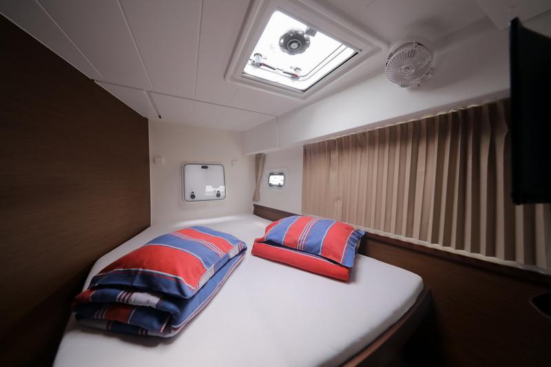 Book yachts online - catamaran - Lagoon 42 - SAPPHIRE - rent