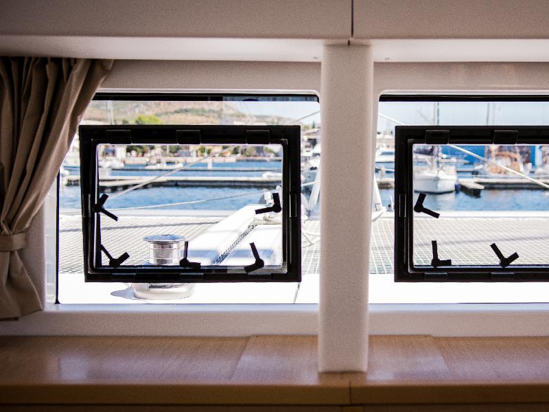 Book yachts online - catamaran - Lagoon 400 S2 - KINGA V - rent