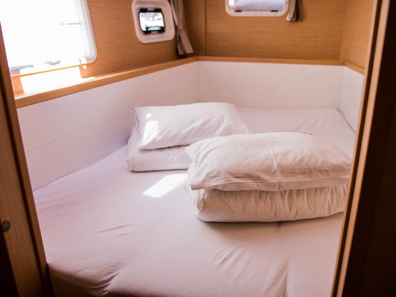Book yachts online - catamaran - Lagoon 400 S2 - KINGA V - rent