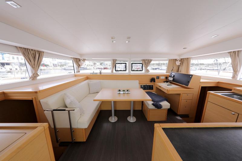 Book yachts online - catamaran - Lagoon 400 S2 - KINGA V - rent