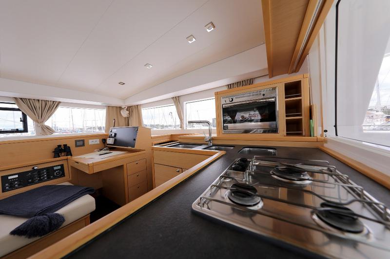 Book yachts online - catamaran - Lagoon 400 S2 - KINGA V - rent