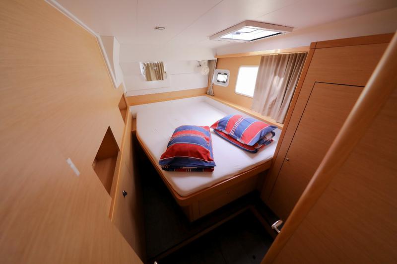 Book yachts online - catamaran - Lagoon 400 S2 - KINGA V - rent