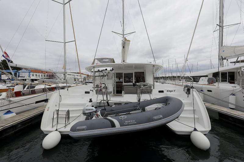 Book yachts online - catamaran - Lagoon 400 S2 - KINGA V - rent