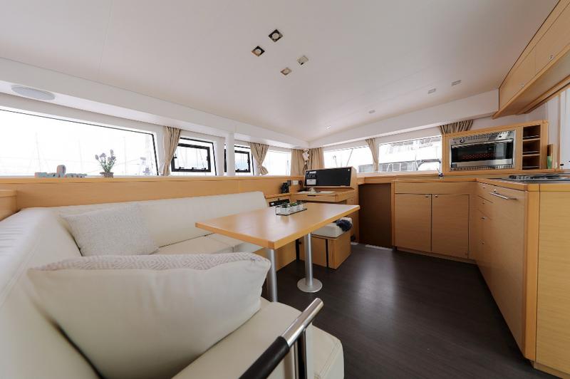Book yachts online - catamaran - Lagoon 400 S2 - KINGA V - rent