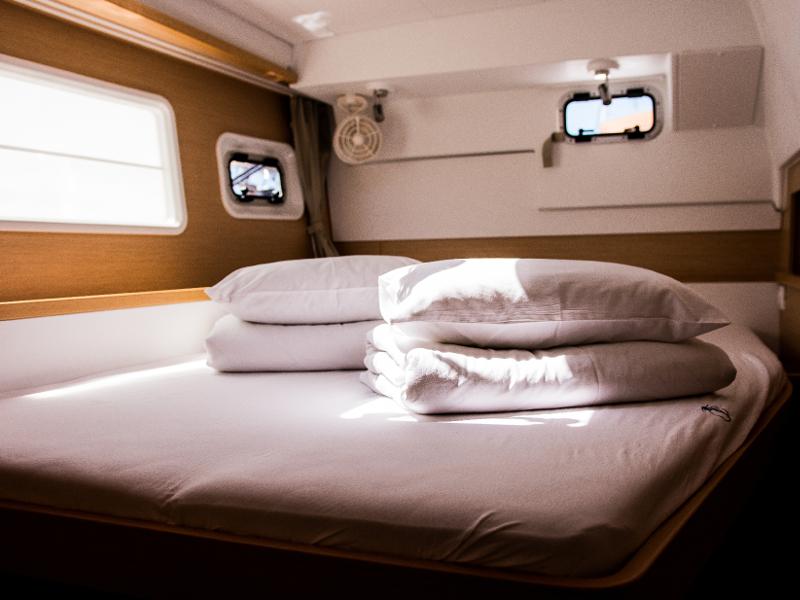 Book yachts online - catamaran - Lagoon 400 S2 - KINGA V - rent