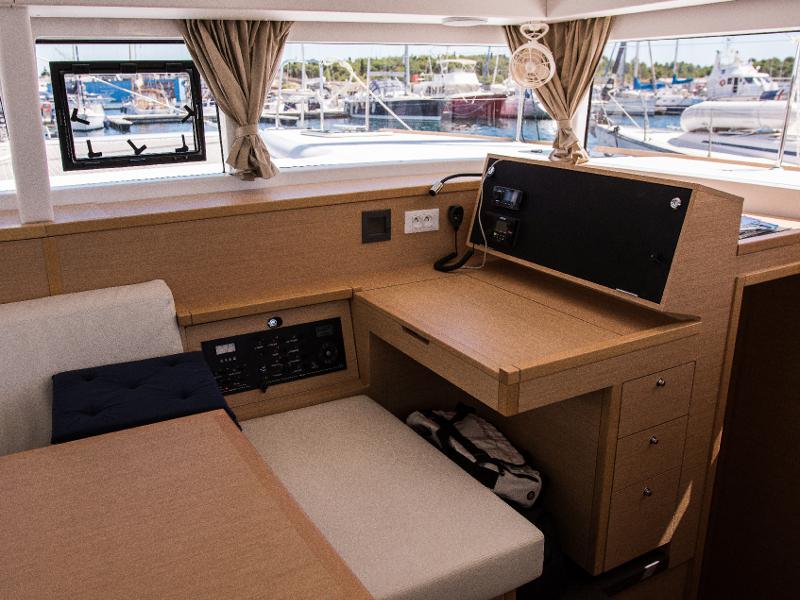 Book yachts online - catamaran - Lagoon 400 S2 - KINGA V - rent