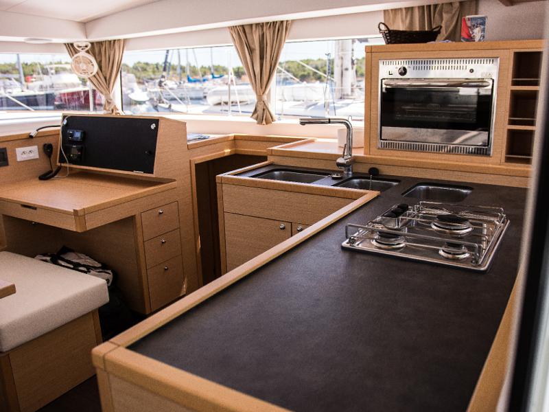 Book yachts online - catamaran - Lagoon 400 S2 - KINGA V - rent