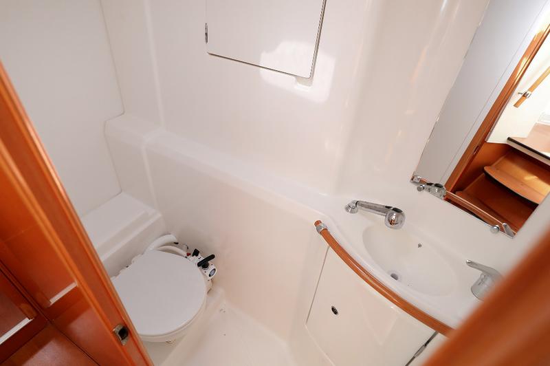 Book yachts online - catamaran - Lagoon 380 S2 - LOVE SONG - rent