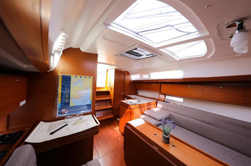 Book yachts online - sailboat - Dufour 350 Grand Large - FENIKS - rent