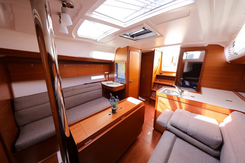 Book yachts online - sailboat - Dufour 350 Grand Large - FENIKS - rent