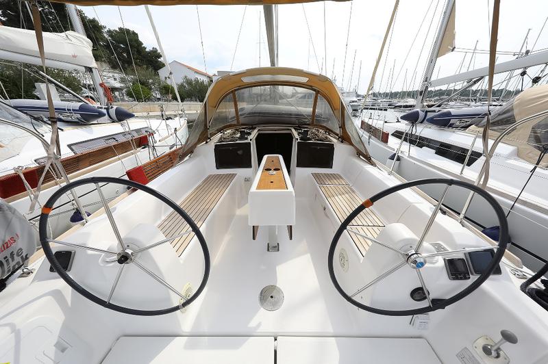 Book yachts online - sailboat - Dufour 350 Grand Large - FENIKS - rent