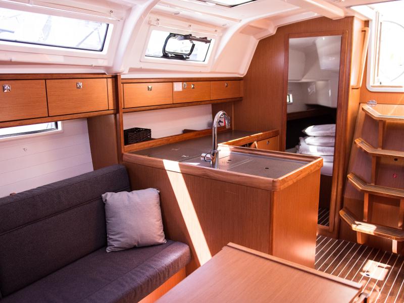 Book yachts online - sailboat - Bavaria Cruiser 37 - ANGELIC - rent