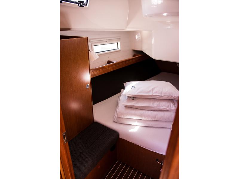 Book yachts online - sailboat - Bavaria Cruiser 37 - ANGELIC - rent
