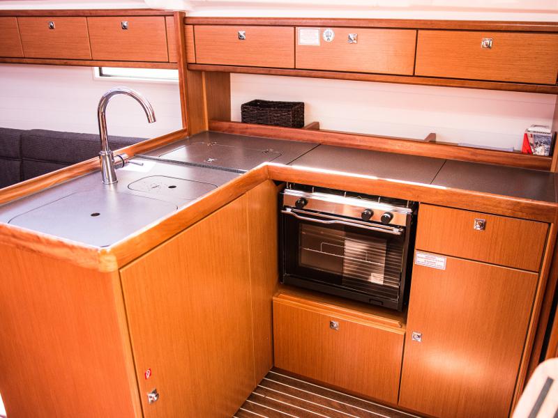 Book yachts online - sailboat - Bavaria Cruiser 37 - ANGELIC - rent