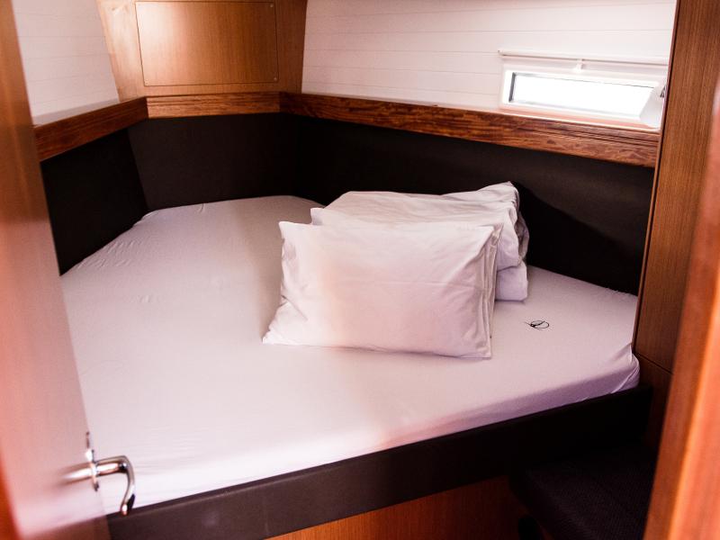 Book yachts online - sailboat - Bavaria Cruiser 37 - ANGELIC - rent