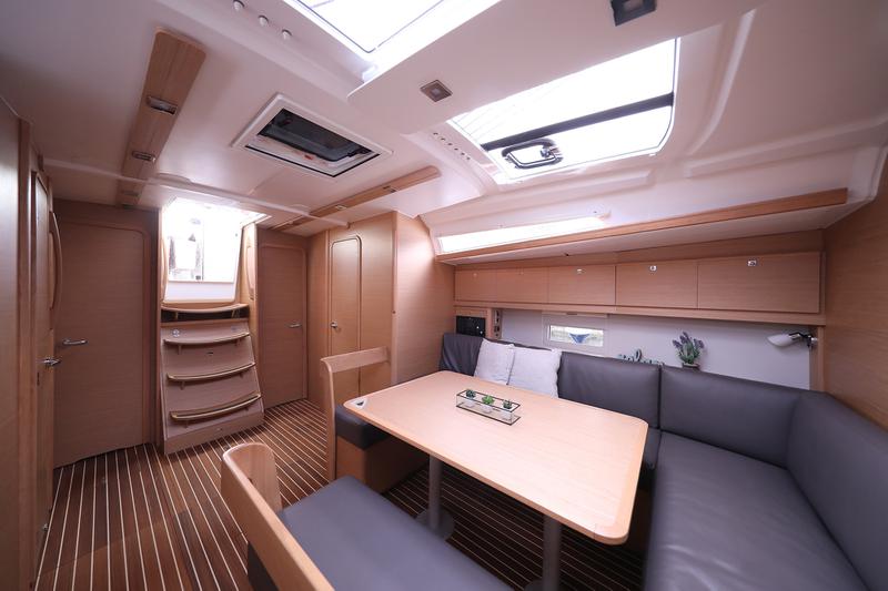 Book yachts online - sailboat - Dufour 430 - ADRIATIC OFFICE - rent