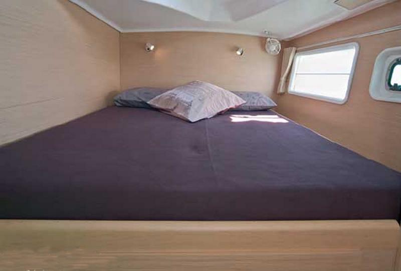 Book yachts online - catamaran - Lagoon 380 - Bagpuss - rent