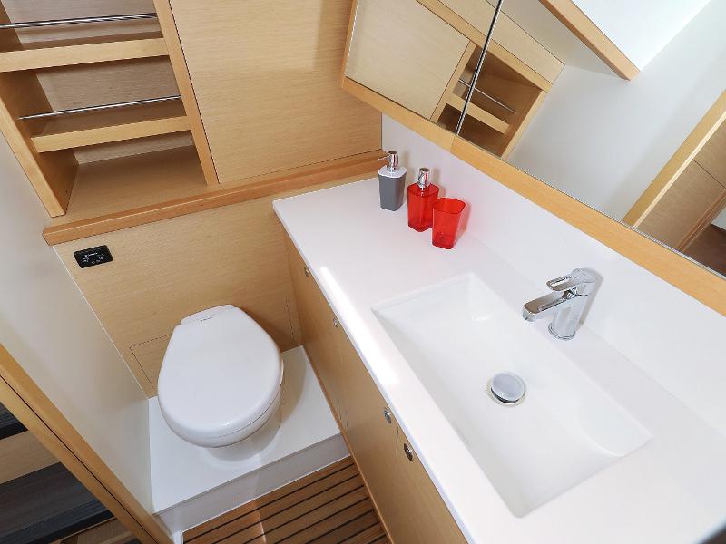 Book yachts online - catamaran - Lagoon 52 - SEA DWELLER (ex.TEQUILA SUNRISE) AC Generator Watermaker - rent