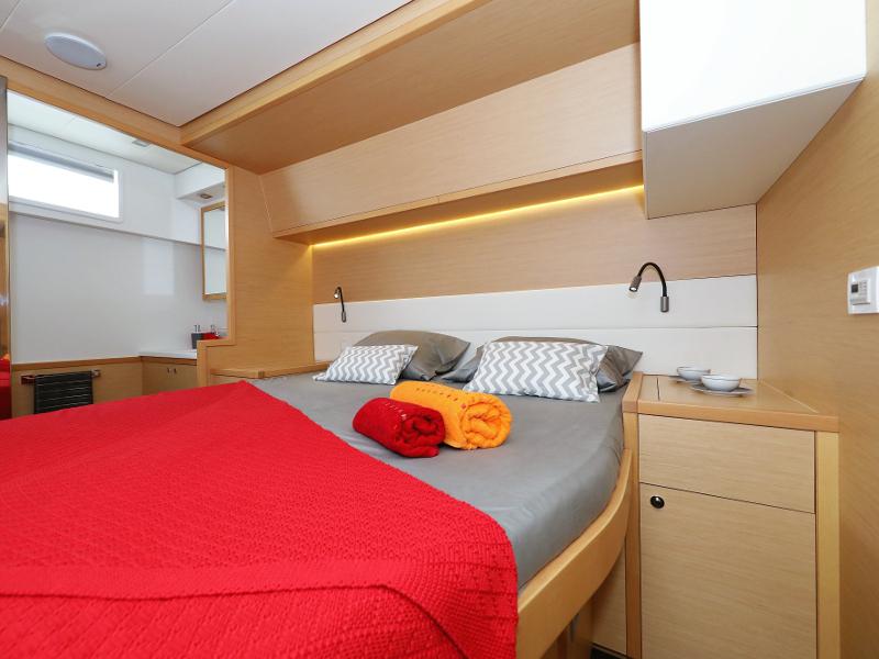 Book yachts online - catamaran - Lagoon 52 - SEA DWELLER (ex.TEQUILA SUNRISE) AC Generator Watermaker - rent